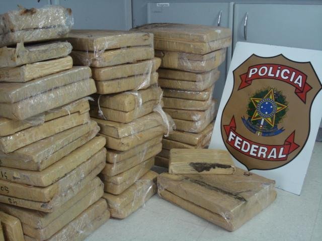 Droga estava escondida na lataria de uma camionete
