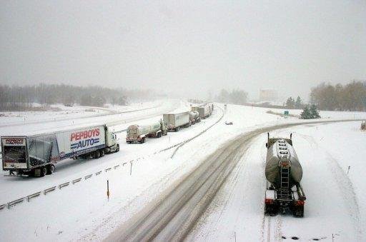 Neve chega aos EUA e paralisa auto-estrada