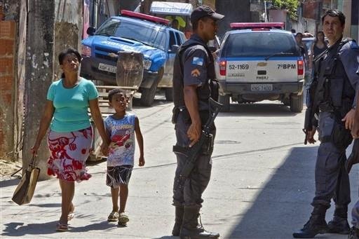 Moradores e policiais relatam que traficantes da Penha e do Alem&atilde;o se escondem em diversas favelas menores