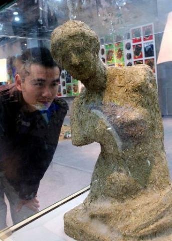 Est&aacute;tua feita de excrementos de panda &eacute; vendida por US$ 45 mil na China
