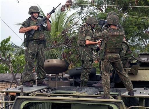 Militares instalaram barricadas para refor&ccedil;ar seguran&ccedil;a das tropas