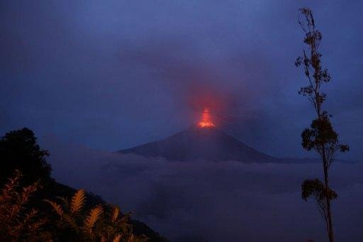 Vulc&atilde;o lan&ccedil;a material incandescente e cinzas no Equador
