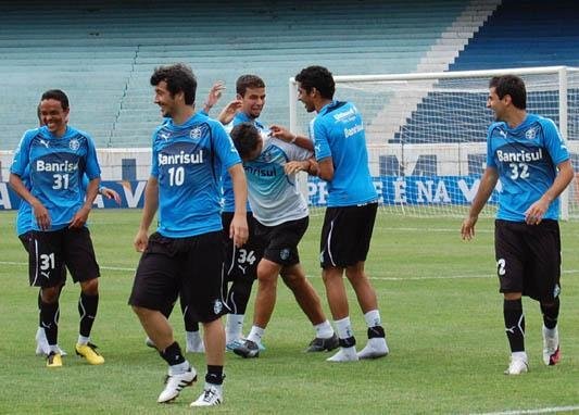 Coletivo do Gr&ecirc;mio termina em tom de brincadeira no est&aacute;dio Ol&iacute;mpico