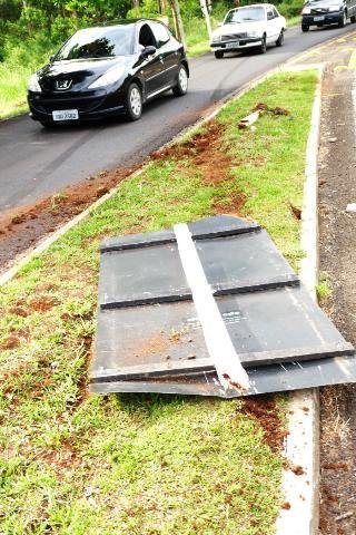 Canteiro ficou danificado ap&oacute;s a colis&atilde;o