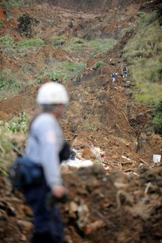 Deslizamento na Col&ocirc;mbia pode ter soterrado cerca de 200 pessoas