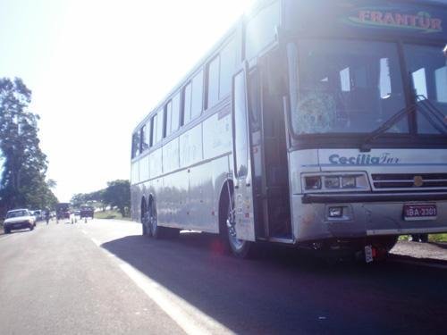 Colis&atilde;o entre &ocirc;nibus de excurs&atilde;o e motocicleta deixa mulher morta no Noroeste 