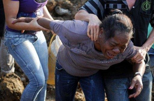 Equipes resgatam corpos de 12 v&iacute;timas de deslizamento na Col&ocirc;mbia
