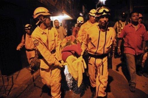 Equipes resgatam corpos de 13 v&iacute;timas de deslizamento na Col&ocirc;mbia