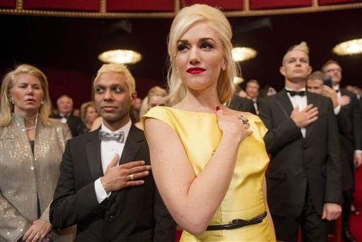 Gwen Stefani (C) cantando o hino nacional dos Estados Unidos 