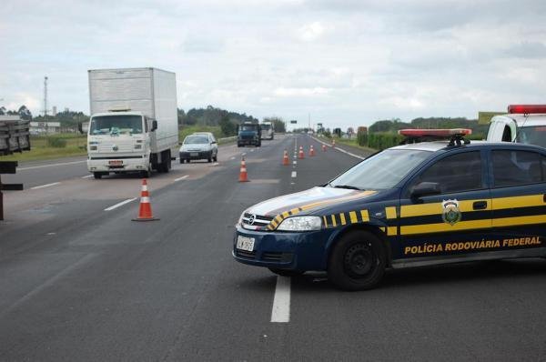 Socorrido motorista preso &agrave;s ferragens ap&oacute;s acidente na BR 116