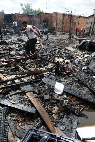 Quatro casas ficam totalmente destru&iacute;das ap&oacute;s inc&ecirc;ndio na Vila Nazar&eacute; 