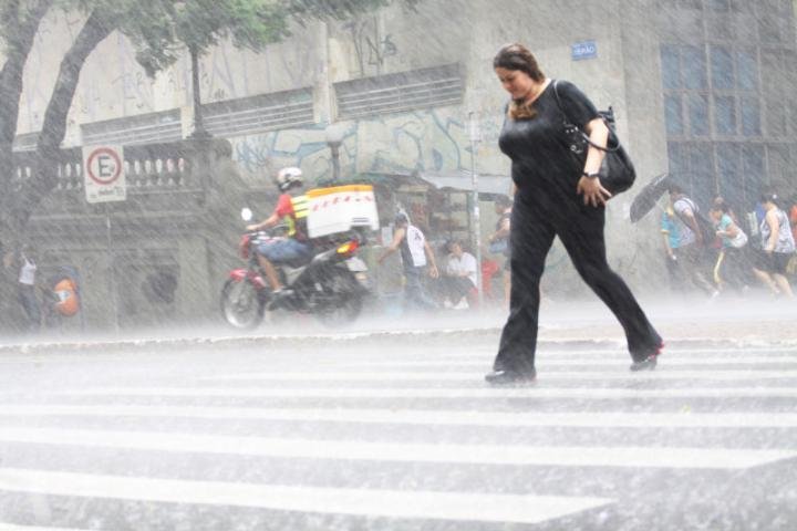 A chuva forte pegou muita gente desprevinida