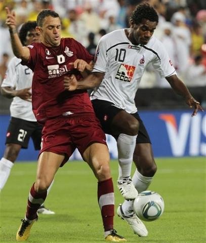 Magr&atilde;o (&agrave; esquerda) conduziu o meio-campo do Al-Wahda