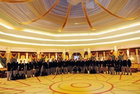 Delega&ccedil;&atilde;o colorada posa para foto em Hotel de Abu Dhabi