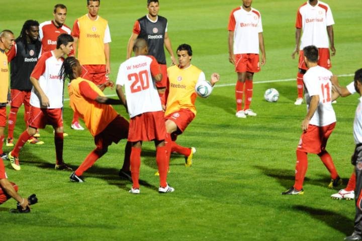 T&eacute;cnico Celso Roth encerrou atividade com ensaio de cobran&ccedil;as de p&ecirc;naltis