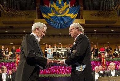 Vargas Llosa recebe Nobel das m&atilde;os do rei da Su&eacute;cia