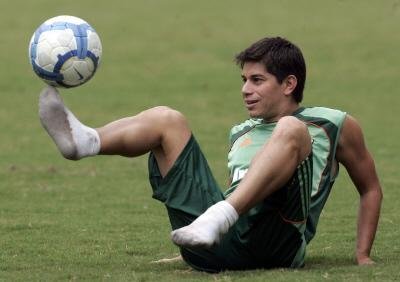Conca renova contrato com Fluminense por cinco anos 