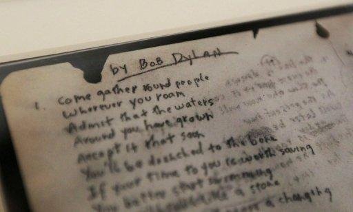 Manuscrito de can&ccedil;&atilde;o de Bob Dylan &eacute; leiloado em Nova Iorque