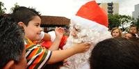 Chegada do Papai Noel emociona milhares de pessoas em Porto Alegre
