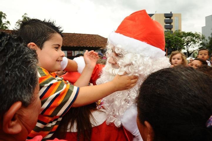 Chegada do Papai Noel emociona milhares de pessoas em Porto Alegre
