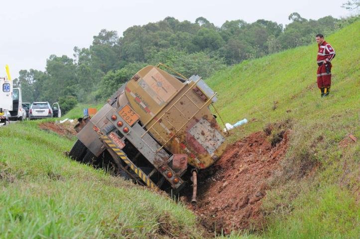 Carreta carregada com gasolina sai de pista e interdita a Freeway