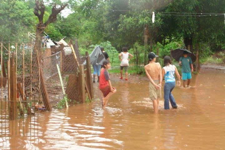 Chuva alaga casas em Santa Rosa, no Noroeste do Estado