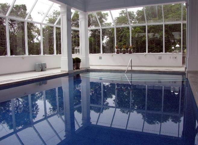O h&oacute;spede de uma das 11 su&iacute;tes conta com ambientes distintos de estar, biblioteca, adega, piscina climatizada, sauna etc