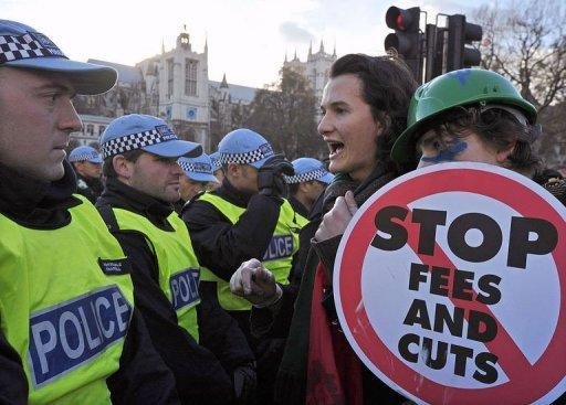 Charlie Gilmour (atr&aacute;s da placa) foi preso por escalar monumento e tentou arrancar bandeira brit&acirc;nica