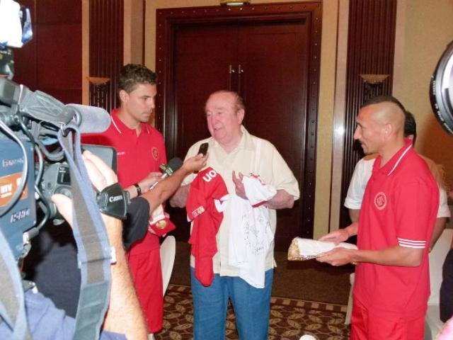 Presidente da Conmebol ganhou duas camisas do Inter de presente