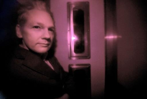 Juiz brit&acirc;nico ordena liberdade condicional para fundador do Wikileaks