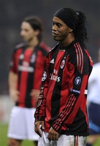 Ronaldinho gostaria de voltar a jogar perto da fam&iacute;lia, diz Assis