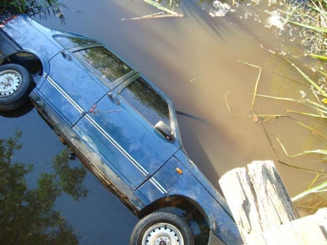 Carro cai em arroio e cinco pessoas morrem em Cristal