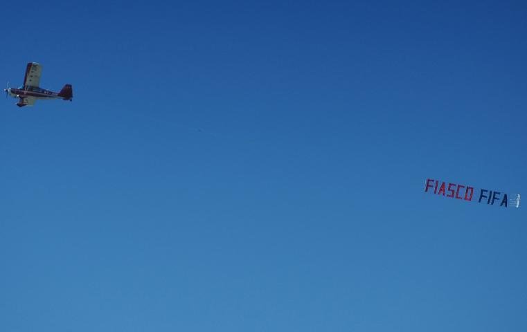 Avi&atilde;o com flauta gremista sobrevoa Porto Alegre