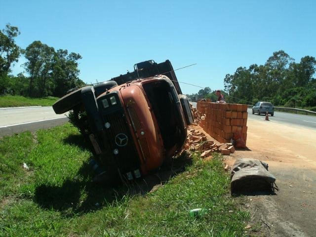 Carga de telhas ca&iacute;da de caminh&atilde;o &eacute; retirada da freeway