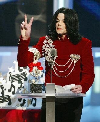 Chega &agrave;s lojas 11&ordm; disco de in&eacute;ditas de Michael Jackson