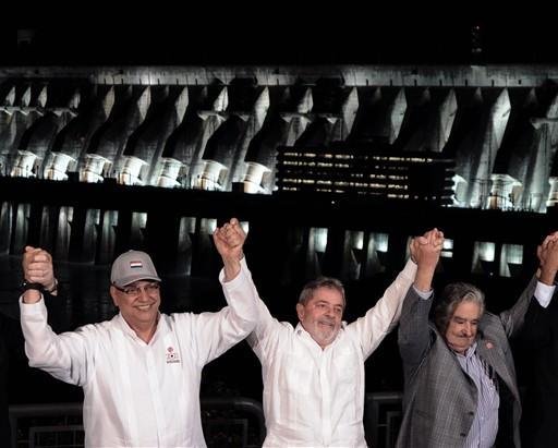 Lula (entre o paraguaio Fernando Lugo e o uruguaio Jos&eacute; Mujica) admite dificuldades do Mercosul, mas diz que bloco deve retomar conquistas