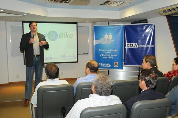 Ag&ecirc;ncia do Banrisul em Porto Alegre inaugura biciclet&aacute;rio 