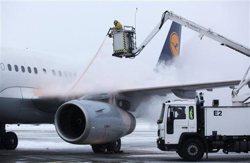Neve provoca cancelamento de 450 voos na Alemanha 