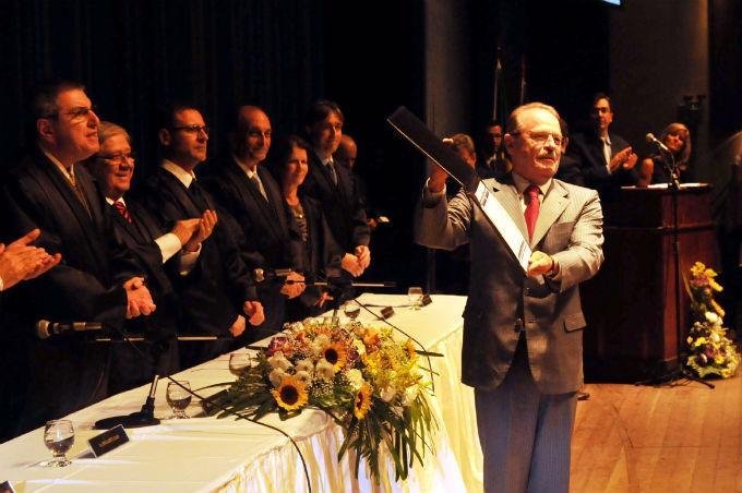 Tarso Genro mostra o diploma aos presentes na cerim&ocirc;nia