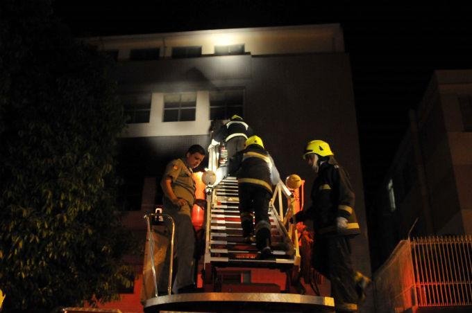 Bombeiros controlam fogo que atingiu Mensageiros da Caridade na Capital