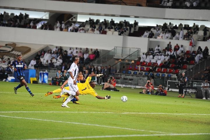 Eto&acute;o toca no cantinho para vencer o goleiro Kidiaba e abrir 2 a 0 para a Inter