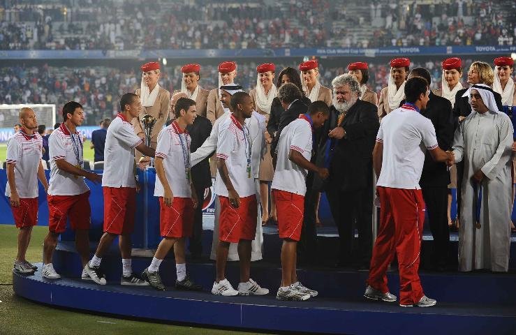 Jogadores colorados recebem a medalha de bronze por derrotar o Seongnam