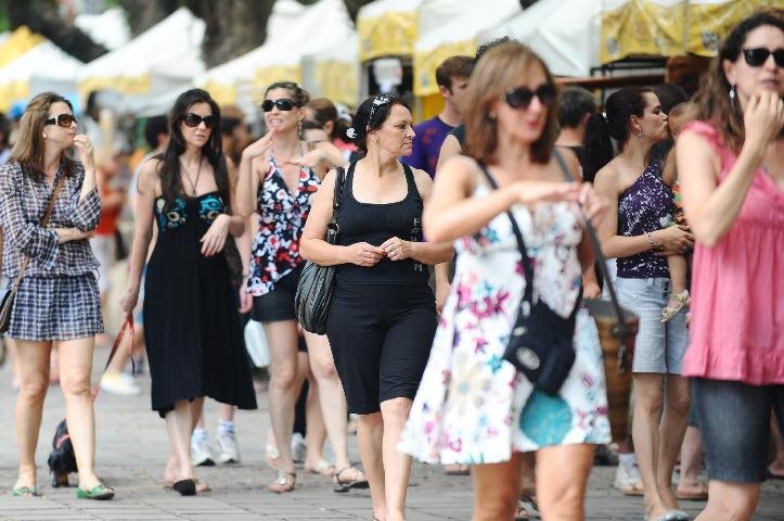 Pessoas aproveitaram o Brique da Reden&ccedil;&atilde;o