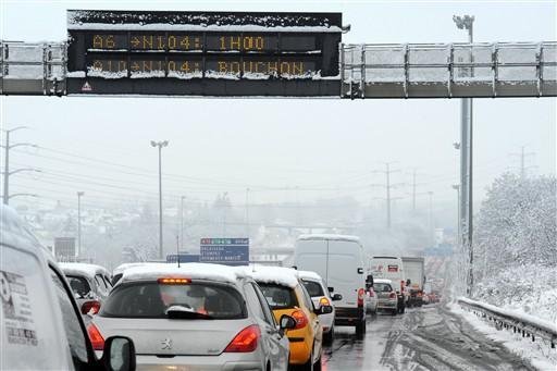 Fran&ccedil;a, Orly e Charles de Gaulle, assim como os transportes ferrovi&aacute;rio e rodovi&aacute;rio