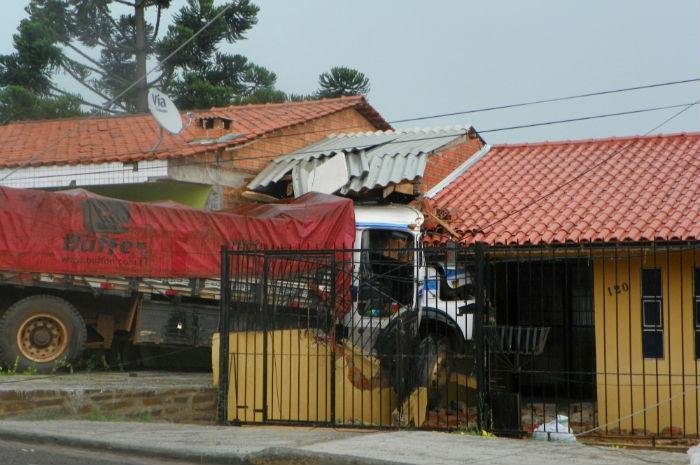 Caminh&atilde;o desgovernado colide contra casas em Passo Fundo