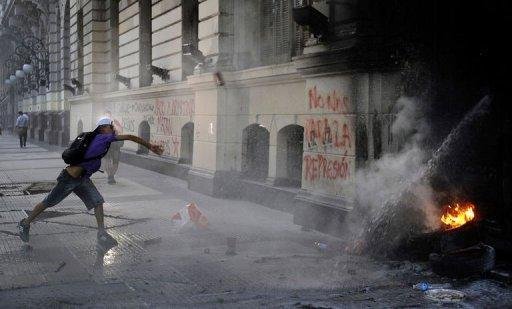 Manifestantes queimam pneus em Buenos Aires para lembrar revolta de 2001