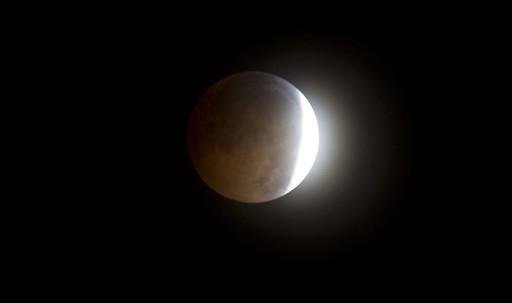 Eclipse lunar ocorre no primeiro dia do ver&atilde;o