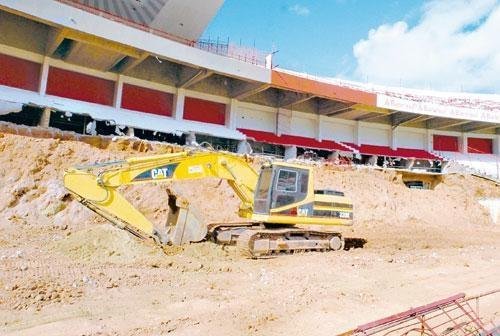 M&aacute;quinas j&aacute; trabalham nas reformas das arquibancadas do Beira-Rio