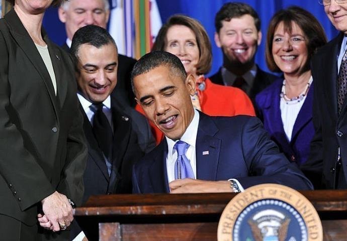 Obama sanciona lei que elimina restri&ccedil;&atilde;o a militares gays