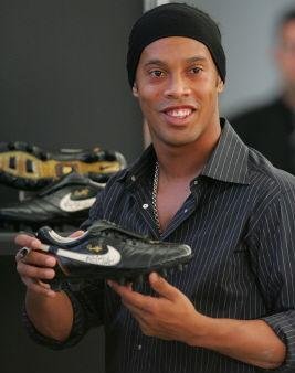 Gr&ecirc;mio estuda criar linha de produtos Ronaldinho